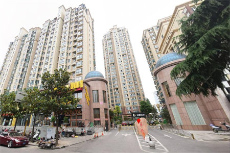 人和天地首付90多万送车位采光刺眼看房方便3室朝阳。.。