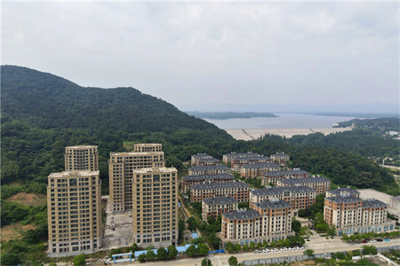 嘉乐园五楼123平三室精装带阁楼车库99万可按揭